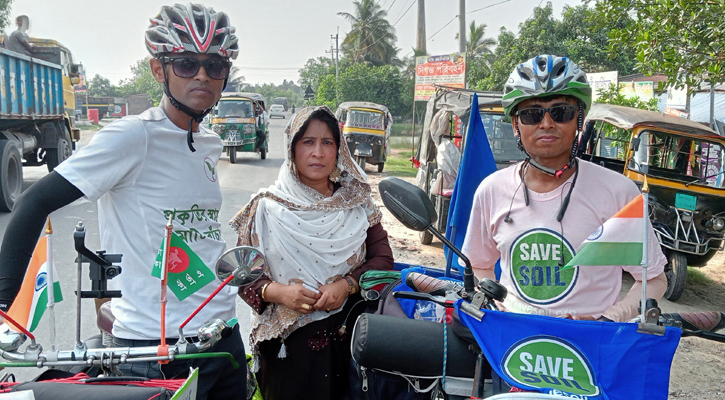 বগুড়ায় সাইকেলে করে মাটি বাঁচানোর ক্যাম্পেইনে ভারতের ২ যুবক